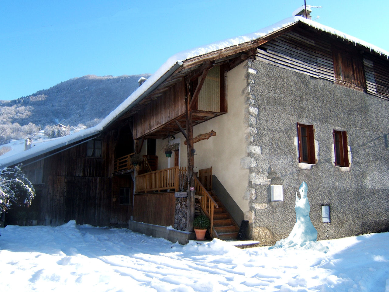 Chalet sous la neige